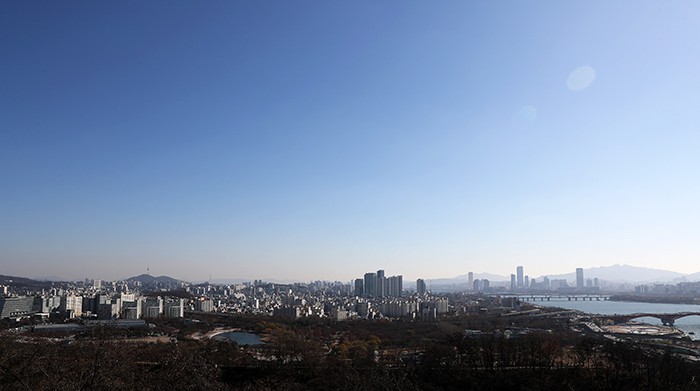 뚝 떨어진 수은주를 체감하게 한 24일 하늘공원에서는 서울 도심과 한강이 파란하늘 아래 비교적 선명하게 보이고 있다.