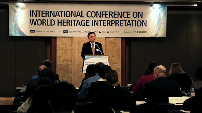 Ambassador for Public Diplomacy Cho Hyun-dong delivers the opening speech at the International Conference on World heritage Interpretation, in Seoul on Nov. 2. Ambassador Cho emphasized the importance of properly interpreting world heritage.