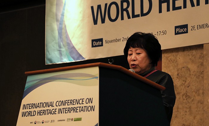 Administrator of the Cultural Heritage Administration Rha Sun-hwa delivers her welcoming remarks at the International Conference on World Heritage Interpretation, in Seoul on Nov. 2.