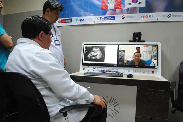Remote medical checkups, developed using Korean information and communications technology (ICT), are making inroads at the National Hospital in Lima, Peru, on Nov. 16.