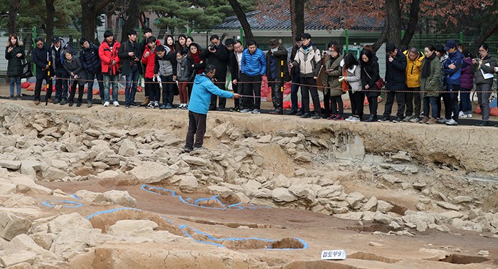 An official from the Seoul Baekje Museum explains the connected structure of stone mound tombs at the Seokchon-dong Ancient Tombs, in Seoul on Nov. 30.