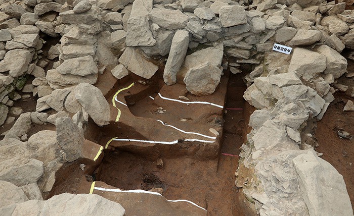 Relics are excavated between Clay Section 5 and 2 of the newly unearthed stone mound tombs.