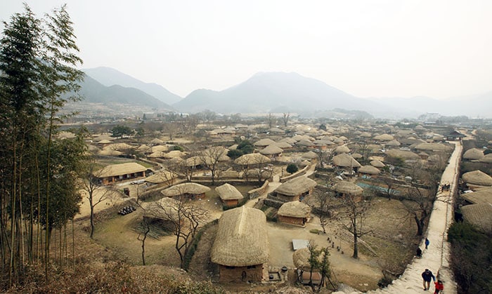 On Feb. 26, Naganeupseong Folk Village was quiet due to the cold weather. White smoke billowed up from the chimneys of thatched houses, where the residents live. An old man greeted passersby from a narrow alley. Time seemed to have stopped in the Joseon Dynasty at the folk village. The village boasts one of the best snowscapes in Korea.