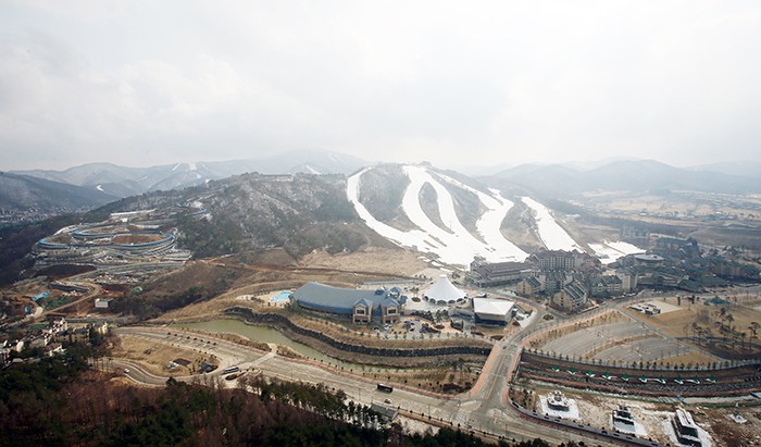 March 25 was well past Gyeongchip (경칩, 驚蟄), “the day of awakening from hibernation” and Chunbun (춘분, 春分), “the half-way point between the winter and summer solstices”, the third and fourth of 24 solar terms that span the year, respectively. These two mark the coming of spring. The slopes of Alpensia Resort, in Pyeongchang, Gangwon-do Province, the venue of the PyeongChang 2018 Olympic Winter Games, were still covered in snow. Before the actual winter games begin on Feb. 9, 2018, many events will be held around Korea, as well as in Gangwon-do Province.