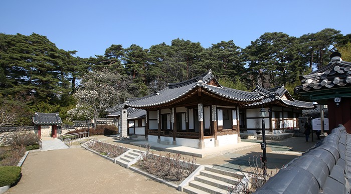 Ojukheon House is a classic tourist attraction and cultural heritage of Gangneung, where the ice games will be held for PyeongChang 2018 Olympic Winter Games. The name is derived from the black bamboo that grows in the area. It is the birth place of two historic figures: Joseon artist Shin Saimdang (1504-1551) and her son Yi Yi (이이, 李珥) (1536-1584), a Confucian scholar also known as his penname Yulgok (율곡, 栗谷). Their portraits appear on the KRW 50,000 note and on the KRW 5,000, respectively.