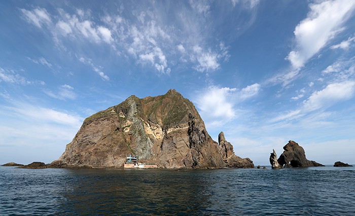 Thanks to the clear autumn sky and tranquil sea, people landed safely and easily on Dokdo Island on Sept. 25. Due to the fickle weather, entering and landing on the island is only possible for some 60 days throughout the year. The beautiful scenes are hard to describe other than with the word ‘clear.’