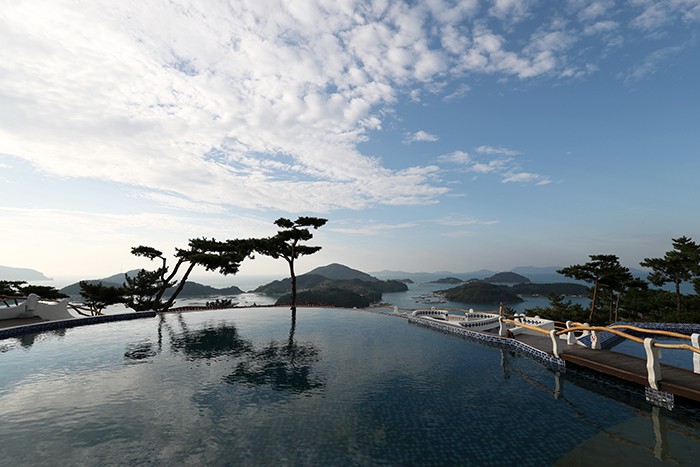 Tongyeong, a beautiful port at the southern end of Korea, has wonderful views of the sea and numerous islets. It is also full of attractions and delicious foods. In addition to fresh seafood, chungmu gimbap (충무김밥), a dish of rice rolls eaten with radish kimchi, and kkul ppang (꿀빵), a ball-shaped dessert coated with honey, represent the city.