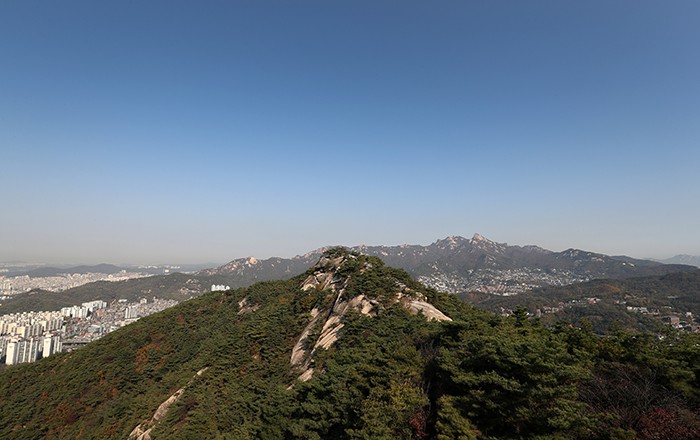 In Korea, it is possible to hike in the center of the city. Inwangsan Mountain, Bugaksan Mountain and Naksan Mountain are near Gyeongbokgung Palace, one of the most visited tourist attractions in Seoul. Also, Namsan Mountain is in southern Seoul. Skilled hikers can reach the summits of the mountains in one or two hours. The view of Korea’s capital city from the top, with the cool breeze, is totally different to views from Seoul’s skyscrapers. The photo above is the top of Inwangsan Mountain, with Bukhansan Mountain and Hangang River to its far west.