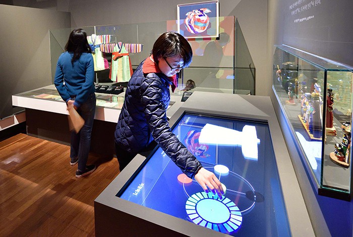 At the exhibition, museum-goers can experience the mixing and balancing of different colors. They can also select colors to design Hanbok of their own by using visual equipment, a 'Color Custom Table.'