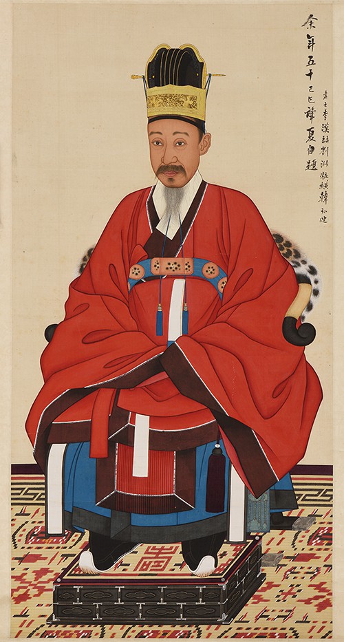 Red symbolized authority, power to bring good luck and expel evil spirits. Above is a portrait of Heungseon Daewongun Yi Ha-eung (興宣大院君 1820-1898) in a red court gown.