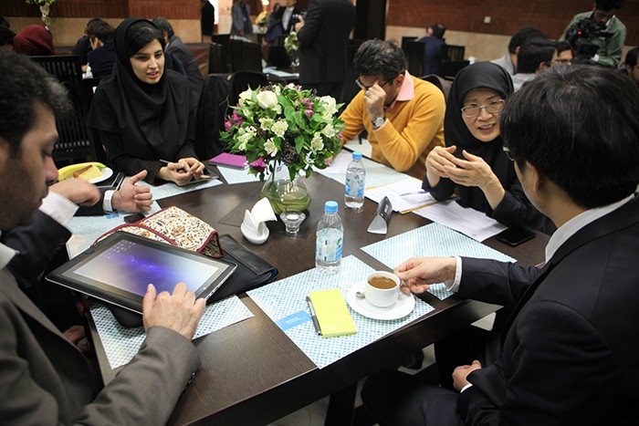 Korean and Iranian business people in the culture and content sectors discuss cooperation at the Korea-Iran Culture and Technology Forum in Tehran on Dec. 12.