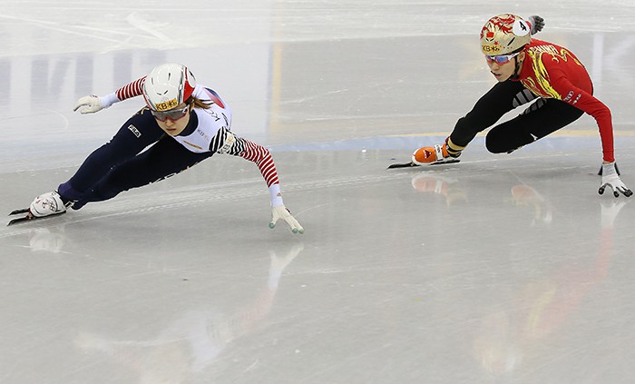 Choi Min-jeong (left) puts on a final spurt at the final match in the women’s 400-meter race in the ISU Short Track World Cup 2016-2017 in Gangneung on Dec. 18.