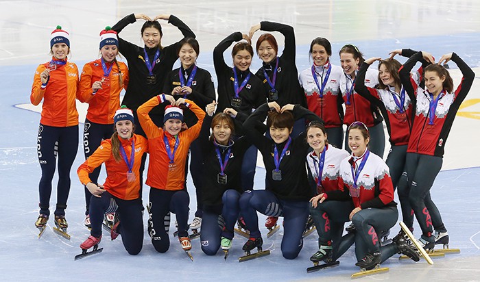 Korean women short track skaters pose for photos with athletes from the Netherlands and Canada on Dec. 18 at Gangneung Ice Arena in the ISU Short Track World Cup 2016-2017. The Korean women’s team won a gold medal in the 3,000-meter women’s relay followed by the Netherlands in second place and Canada in third place.