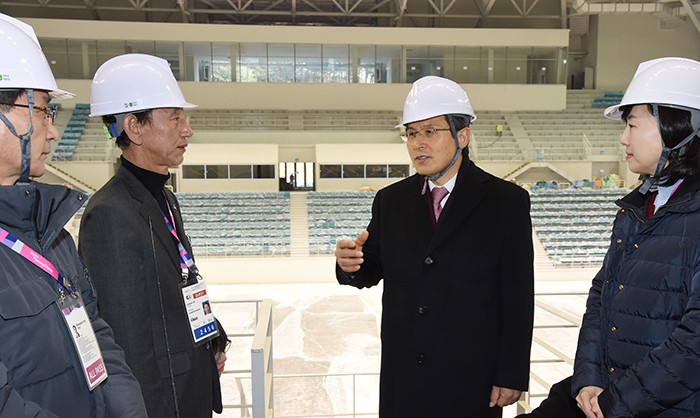 Acting President and Prime Minister Hwang Kyo-ahn (second from the right) and Minster of Culture, Sports and Tourism Cho Yoonsun (right) inspect the Gangneung Ice Arena on Dec. 17.