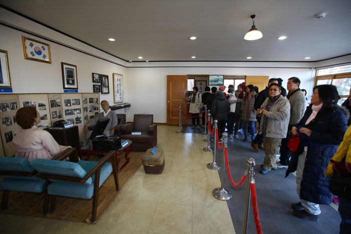 Singaporean tourists look around the interior of a villa that was owned by Korea’s first president, Rhee Syngman, near Hwajinpo Beach in Gangwon-do Province on Nov. 29.