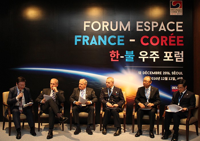 Experts and government officials in the space sector from Korea and France discuss cooperation measures at the Korea-France Space Forum on Dec. 12 at the Shilla Hotel in Seoul. The forum was the last event to close the 2015-2016 Year of Korea-France Bilateral Exchanges.