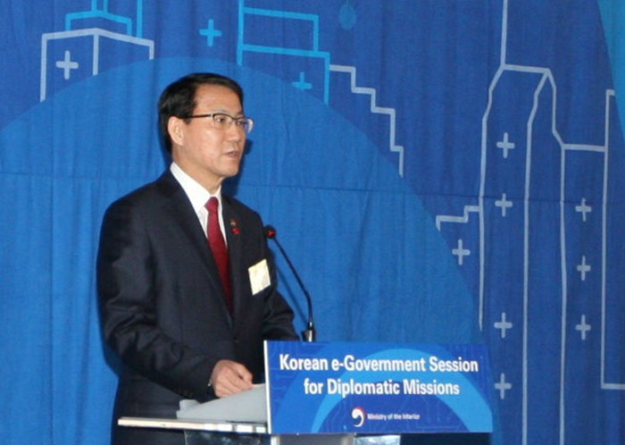 Vice Minister of the Interior Kim Sung-lyul expresses the Korean government’s will to extend e-government cooperation at the Korean e-Government Session for Diplomatic Missions at the Plaza Hotel in Seoul on Dec. 20.
