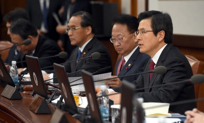 Korean Minister of Public Safety and Security Park Inyong (right) and Japanese Minister of State for Disaster Management Jun Matsumoto sign an MOU to strengthen the cooperation for disaster management on Dec. 12, in Tokyo.