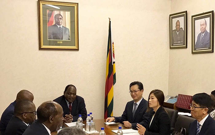 The Administrator of the Rural Development Administration Chung Hwang-keun (third from right) discusses Korea-Zimbabwe cooperation on agricultural technologies with officers from the Zimbabwe Scientific and Industrial Research and Development Centre on Dec. 9.
