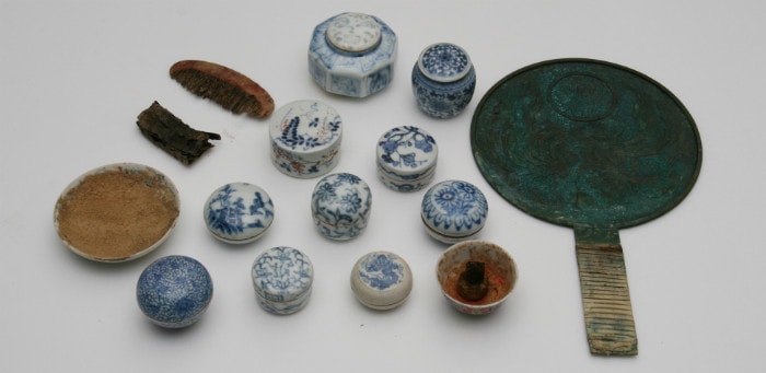 The makeup tools found in a stone box in the tomb of Princess Hwahyeop, daughter of King Yeongjo, in Namyangju, Gyeonggi-do Province.