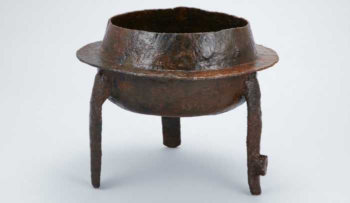 Cheoljeong (철정, 鐵鼎), found in the waters of Mado Island, Taean-gun County, Chungcheongnam-do Province, is an iron pot with legs used in Goryeo Dynasty (918-1392).