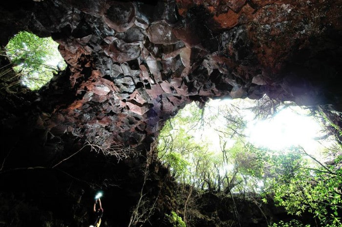 The entrance to the Daerimgul Lava Tube is located in the ceiling of the cave.