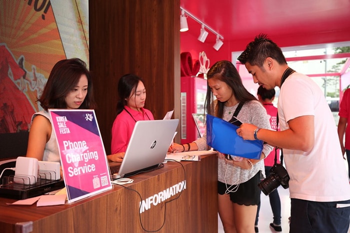 During the Korea Grand Sale, the official information kiosk in Dongdaemun will be open every day from 1 p.m. to 9 p.m. It provides interpretation services, has a wide range of information about the great events going on across the country, and, most importantly, offers free Wi-Fi hotspots.