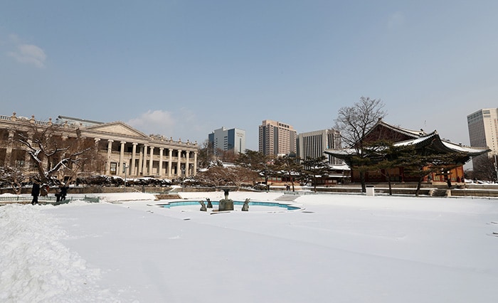 Deoksugung Palace, one of the many places across Seoul where the buildings of the distant past and the modern era can both be seen in the same shot, is also covered in snow on Dec. 20.