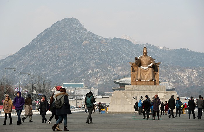 Although the snow in Gwanghwamun Plaza has been removed, people can still enjoy the snowscape of Bugaksan Mountain on Dec. 20.