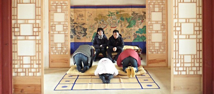 Families can enter the Jipgyeongdang Hall at Gyeongbokgung Palace to perform a <i>sebae</i> deep bow (세배) in an <i>ondolbang</i> (온돌방) under-floor heated room.