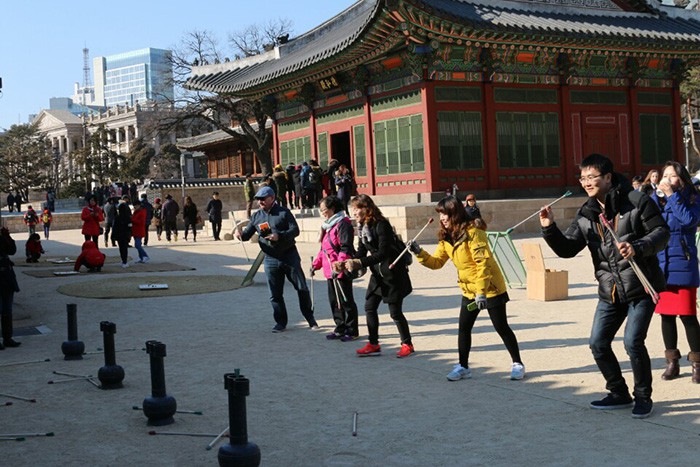 Traditional games, such as the <i>tuho</i> arrow-throwing game (투호) and the <i>yunnori</i> board game, are available to visitors at palaces and museums around the country during the Seollal Lunar New Year's holidays.