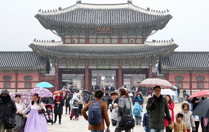 29일 오전부터 눈발이 날렸지만 경복궁에는 설 연휴를 즐기려는 시민들과 한국을 찾은 많은 관광객들로 붐볐다.