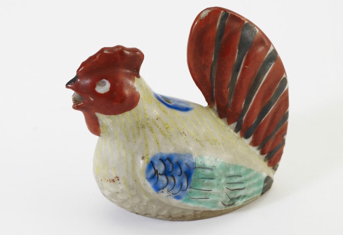 A rooster-shaped water dropper from the 19th or 20th century. The painted water dropper was used to store water for grinding an ink stick on the ink stone.