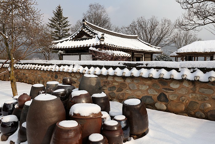12일 청풍문화재단지 한옥 마당 한 구석에 자리 잡은 장독대 위로 흰 눈이 소복이 쌓여 있다.