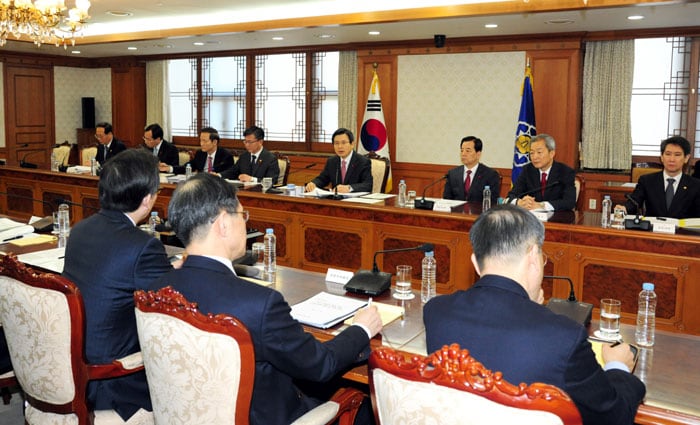 The meeting was attended by Korean ambassadors to the U.S., Japan, China, Russia and the U.N., the deputy prime minister, and national security advisors. They reviewed the overall political situation in Northeast Asia and discussed measures to boost cooperation with neighboring countries in regard to North Korean issues, including Pyongyang’s nuclear weapons program.
