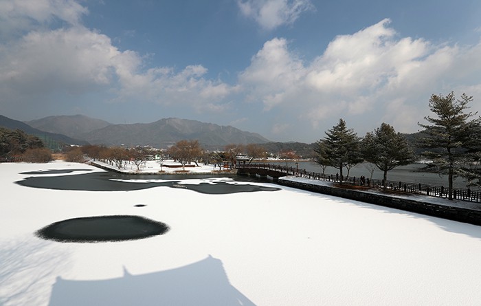 The Uirimji Reservoir (의림지, 義林池), made during the reign of King Jinheung (진흥왕, 眞興王) (r. 526-576), the 24th Silla ruler, still supplies water to nearby farmlands. It's also a frequented esplanade for locals and tourists alike.