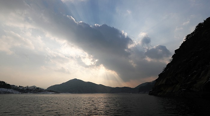 Sunset over Cheongpungho Lake, as seen from a boat, is just like the view of a sunset on the shores of the Yellow Sea.