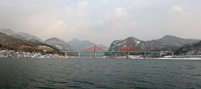 Canoeing and kayaking are available near the Oksundaegyo Bridge at Cheongpungho Lake.