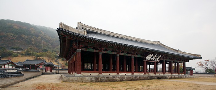 세병관은 한국에 남아있는 조선시대 건물 가운데 경복궁 경회루, 여수 진남관과 함께 바닥 면적이가장 넓은 건물 가운데 하나다. 삼도수군통제사영(三道水軍統制使營)의 객사로 건물로 사용됐다.