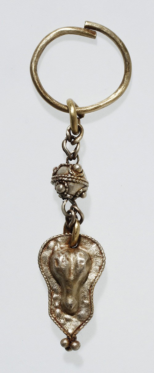 A gold and silver earring found in tomb No. 518 in Jisan-dong, Goryeong, Gyeongsangbuk-do Province, suggests that the owner of the tomb belonged to the upper classes of Daegaya.