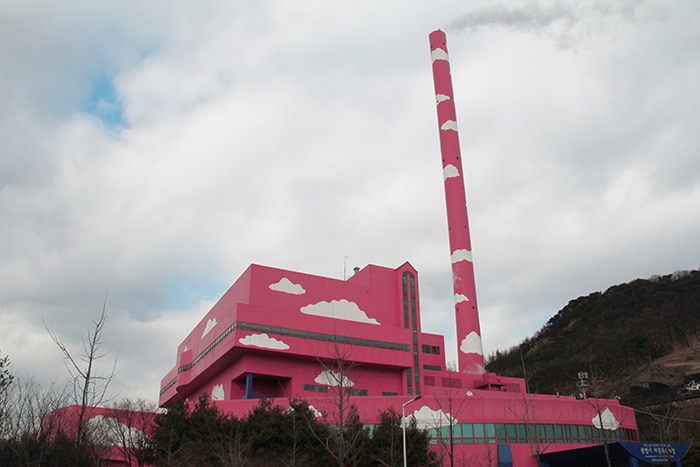 The Gwangmyeong Resource Recovery Facility near the Gwangmyeong Cave, which used to be a common garbage incinerator, has been turned into a waste treatment plant equipped with high-tech systems that reduce pollution and produce energy for heating nearby homes. It also serves as an educational center for local students.