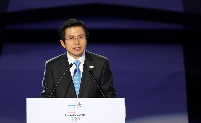 Acting President Hwang Kyo-ahn delivers a speech during the ‘One Year to Go Ceremony’ in Gangneung, Gangwon-do Province, on Feb. 9 to mark the one-year point until the PyeongChang 2018 Olympic and Paralympic Winter Games.