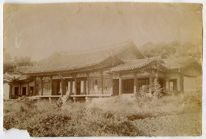 The Hoesangjeon Hall at Gyeonghuigung Palace is considered to be a rare structure that shows the original appearance of buildings before being damaged by Japanese forces. The photo is one recently donated by Priscilla Welbon Ewy of the U.S.