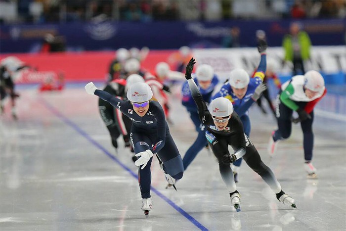 Kim Bo-reum of Korea (left) and Nana Takagi of Japan sprint during the women's mass start event at the International Skating Union (ISU) World Single Distances Speed Skating Championships at the Gangneung Oval in Gangneung, Gangwon Province, on Feb. 12.