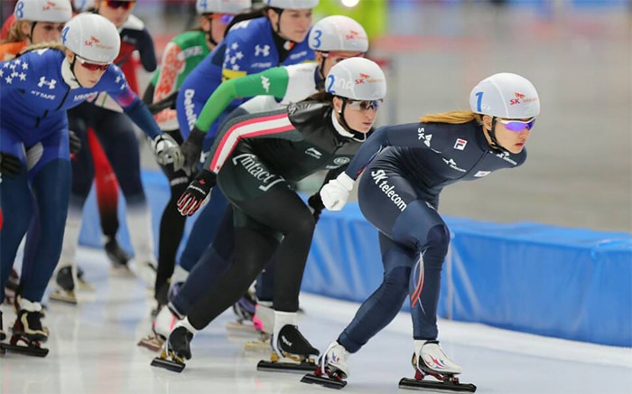 Kim Bo-reum of Korea (right) leads the race in the women's mass start event at the International Skating Union (ISU) World Single Distances Speed Skating Championships at the Gangneung Oval in Gangneung, Gangwon Province, on Feb. 12.