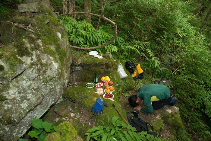 The National Folk Museum of Korea published on Feb. 8 an article about the wild herb collectors of Gangwon-do Province. The photo shows a <i>simmani</i>, a gatherer of wild ginseng and other herbs, as he performs a rite for the mountain god.