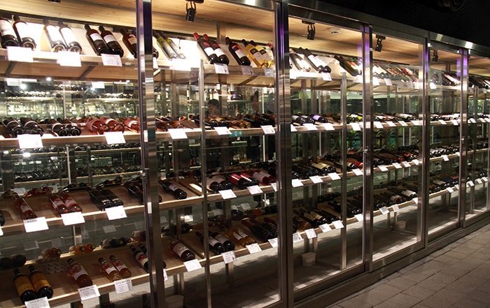 At the Wine Cave, a wine bar inside the Gwangmyeong Cave in Gwangmyeong, Gyeonggi-do Province, visitors can purchase some 170 different wines from 50 wineries across Korea.