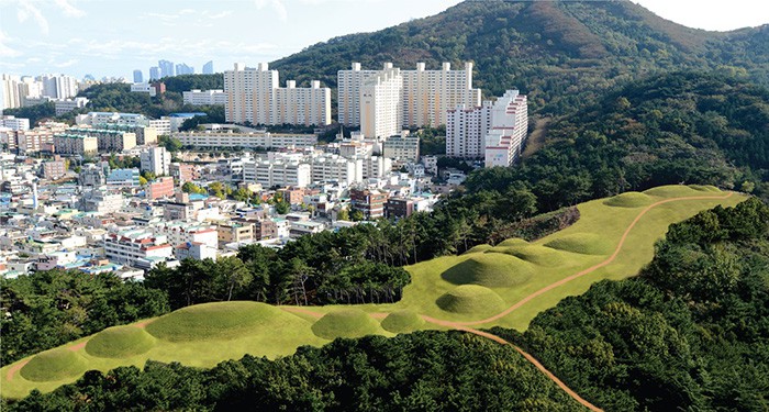 Ancient tombs in Yeonsan-dong, Busan, consist of a line of 18 graves located along the top ridge of Baesan Mountain. There are some 1,000 burial sites in total spread across the adjoining hills.