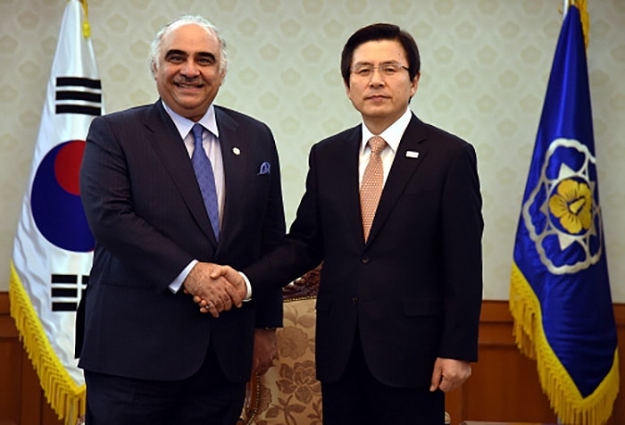 Saudi Economy and Planning Minister Adel Fakeih (left) and Acting President and Prime Minister Hwang Kyo-ahn shake hands at the Government Complex Seoul on March 7.