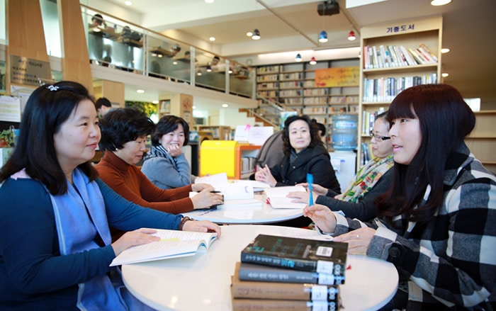 Among Seoul's 25 districts, Gwanak-gu has one of the most vigorous networks of book clubs, thanks to the district government’s financial support for books, libraries and reading.